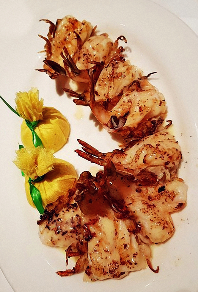 ../Images/CHANG,TSUI-CHI.Chicago.Shaw's Crab House (2).jpg